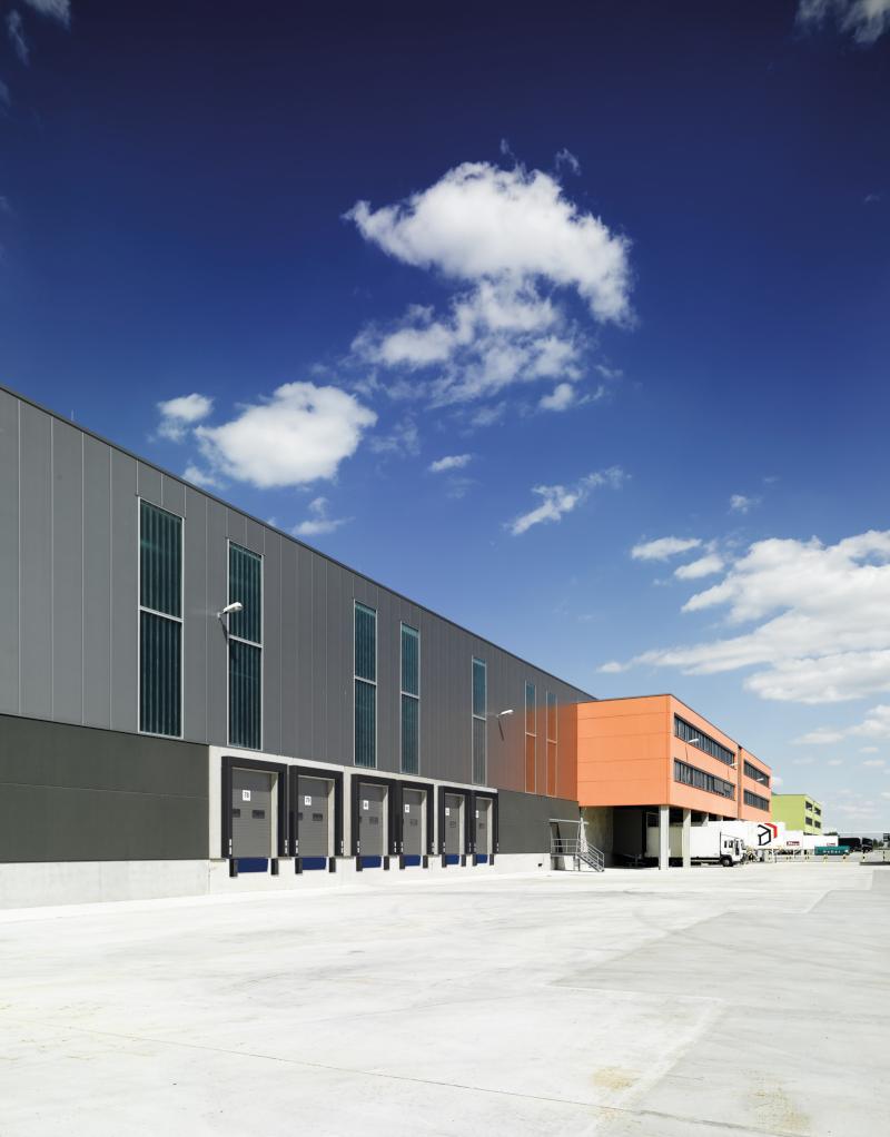 Sechs Logistiktore für den Wareneingang und Warenausgang an einem großen Gebäudekomplex